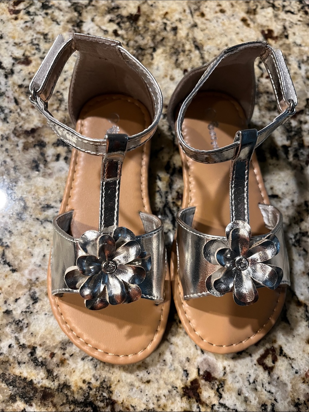 Ositos Girls Metallic Silver Flower T-Strap Sandals with rhinestone and Velcro